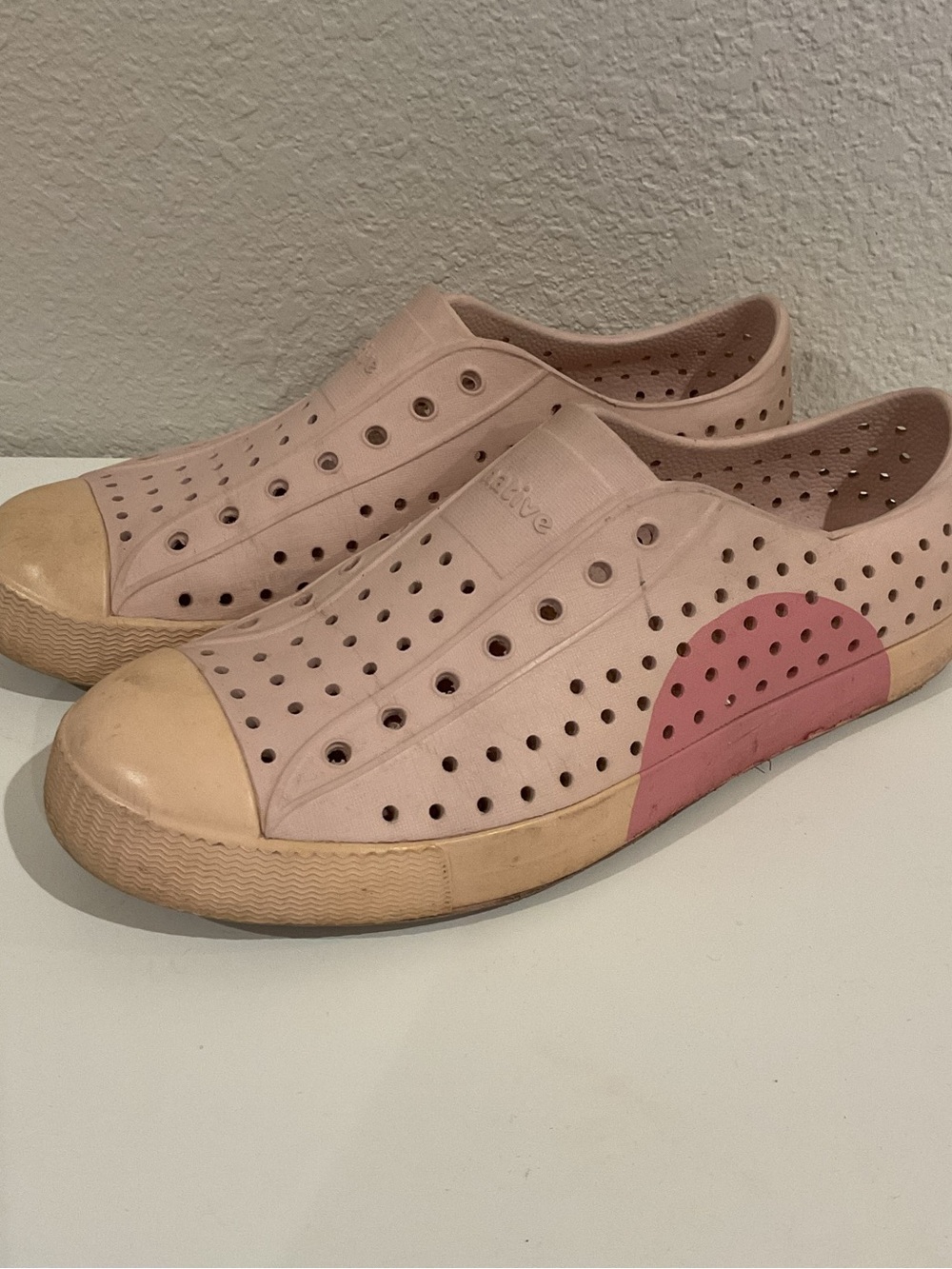 Native shoes Jefferson dust pink slip on water beach pool shoes juniors J5